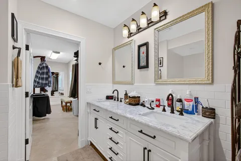 a view of entryway and livingroom