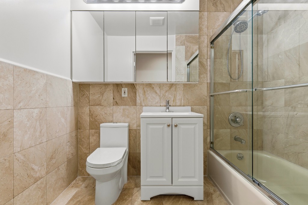 118-82 Metropolitan Avenue, Unit 3A Queens, NY 11415 - Photo 18 of 19 a bathroom with a toilet a sink and bathtub