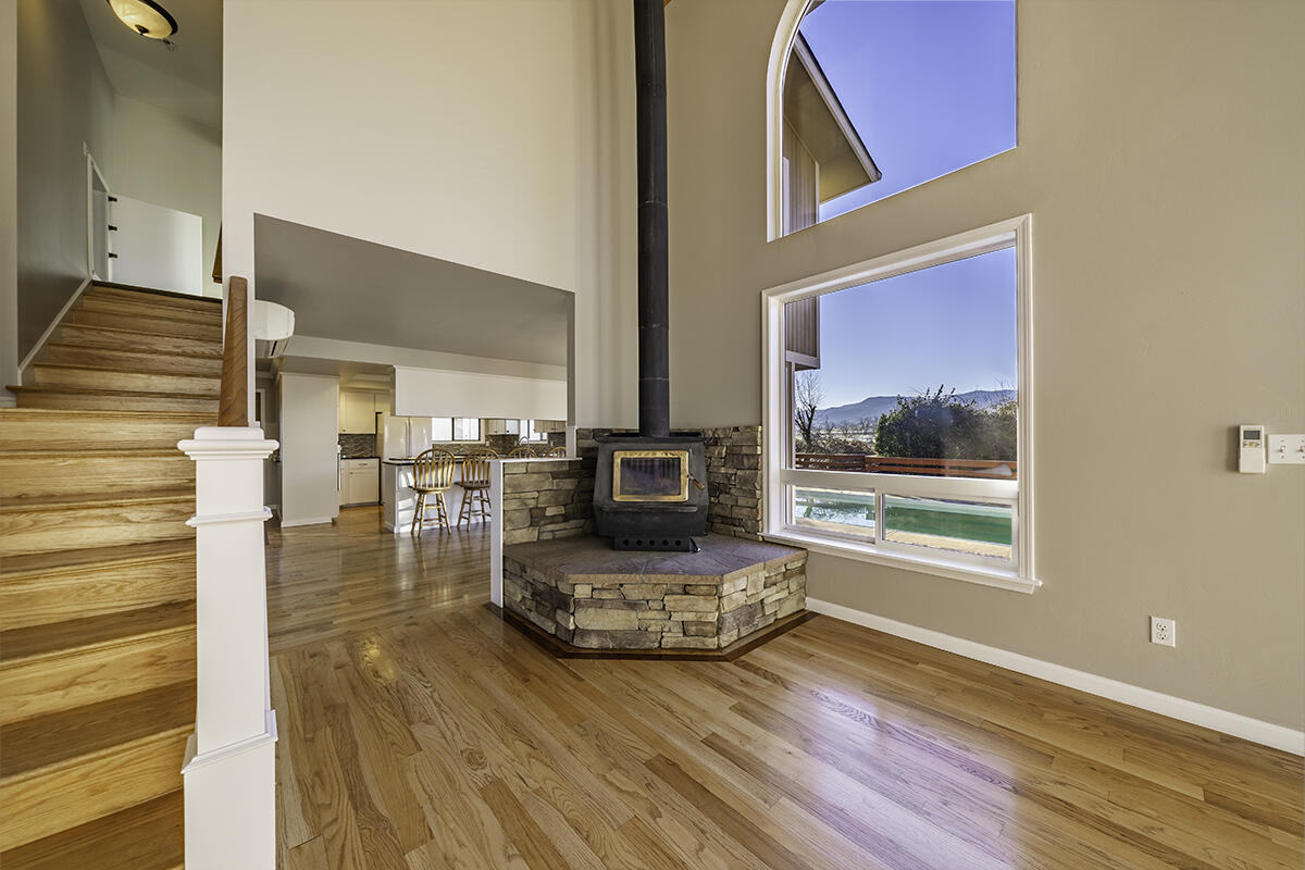 148 East Valley View Road Ashland, OR 97520 - Photo 9 of 43 9
