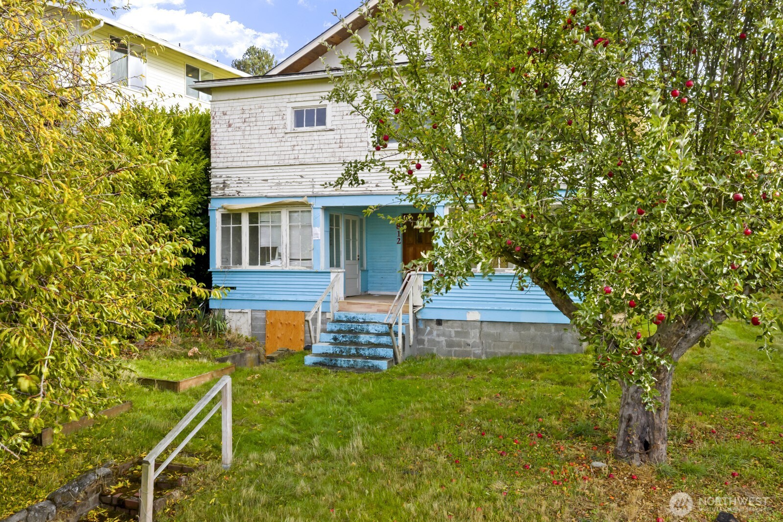 4812 46th Avenue Southwest Seattle, WA 98116 - Photo 8 of 26 front view of a house with a yard