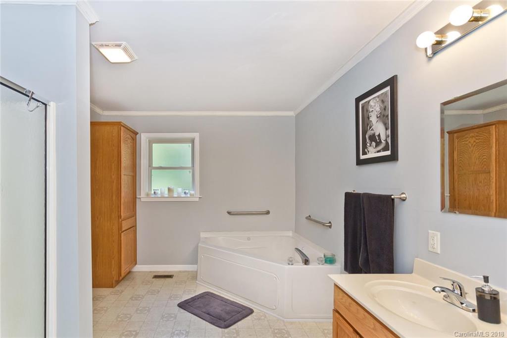 151 Whitaker Road Fairview, NC 28730 - Photo 15 of 36 Gallery Image 15
