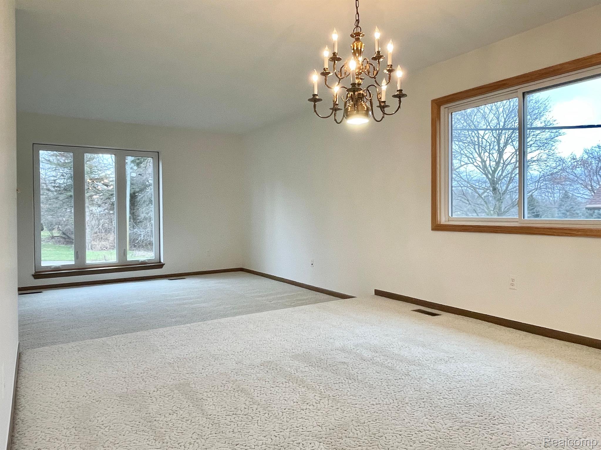5009 Aintree Road Rochester, MI 48306 - Photo 18 of 41 Dining room into living room