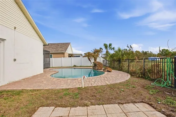 a view of a backyard