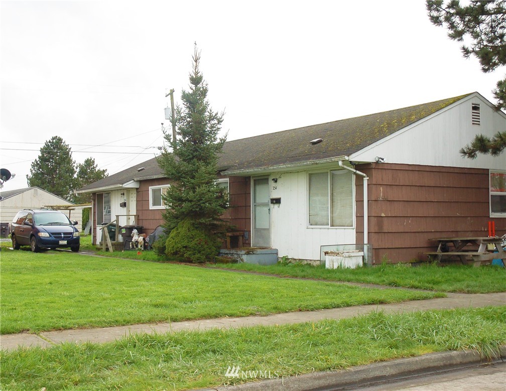 a front view of house with yard