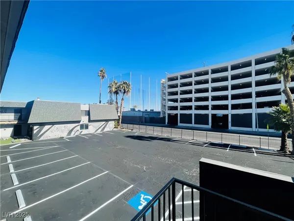 $1,350 | 1922 Fairfield Avenue, Unit 211, Las Vegas, NV 89102