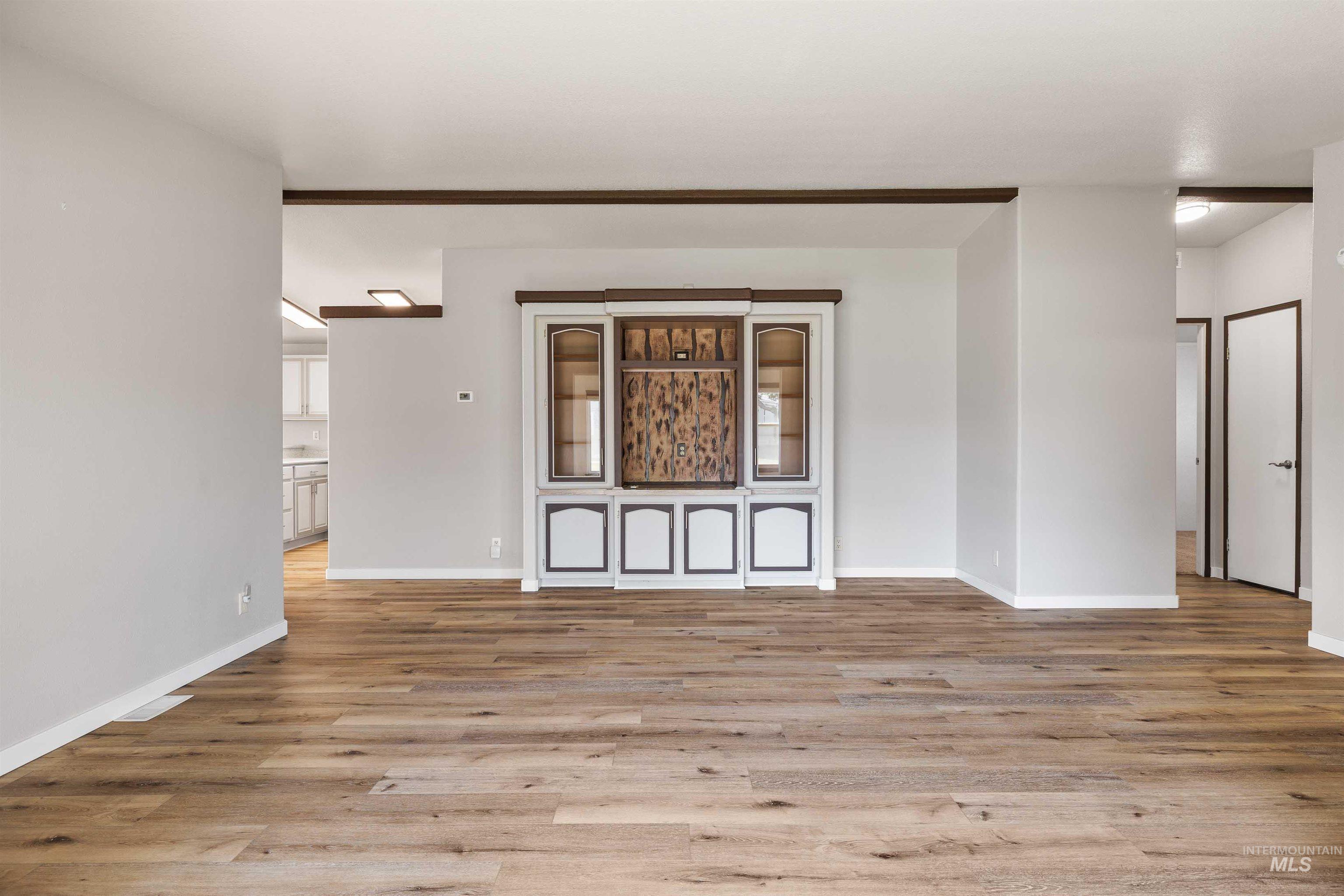 910 Moonglo, Unit 80 Buhl, ID 83316 - Photo 6 of 25 Living room