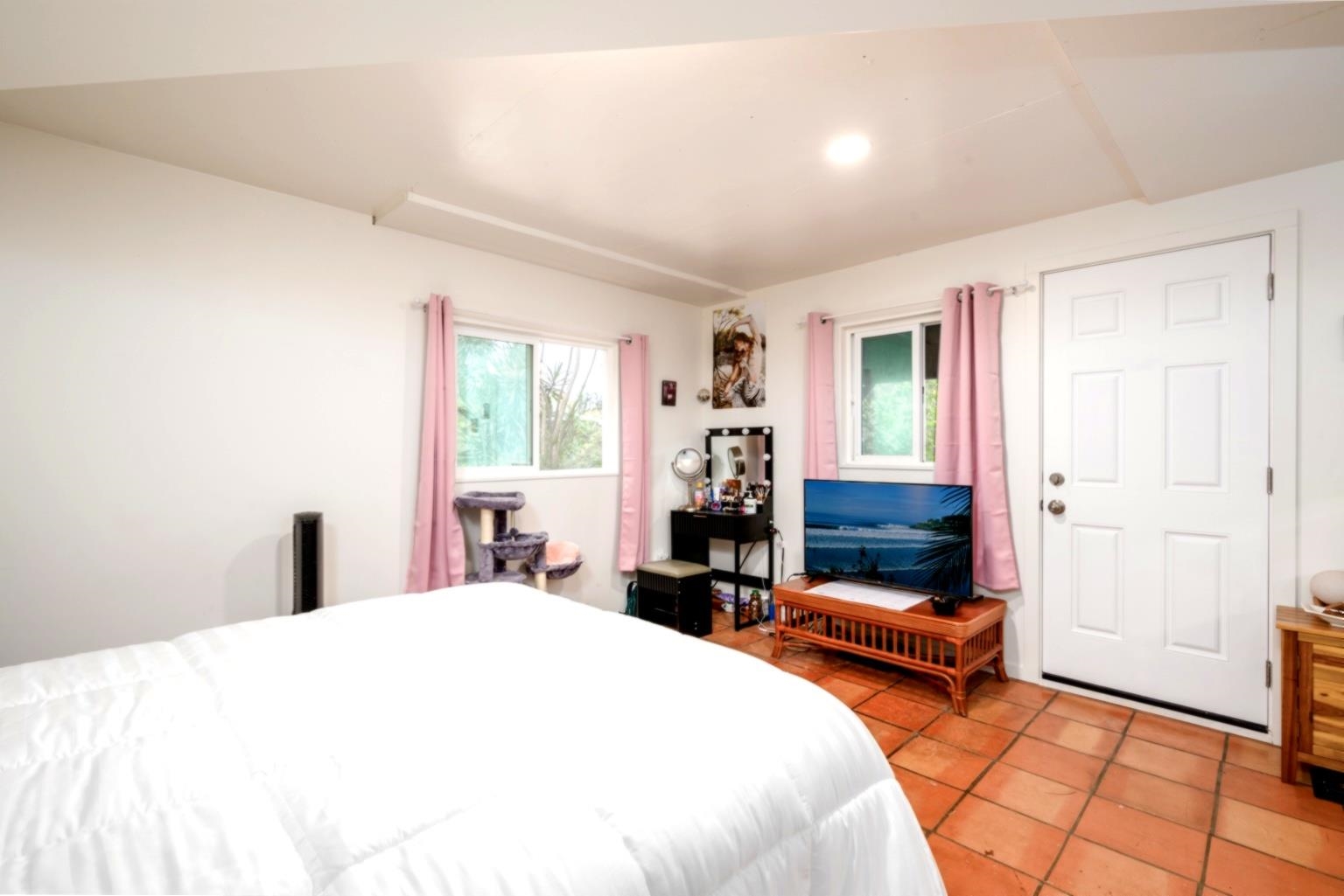 105 East Kuiaha Road Haiku, HI 96708 - Photo 20 of 24 a spacious bedroom with a bed and a couch