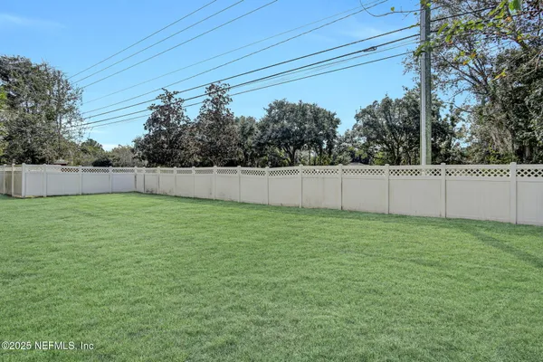 a view of a backyard