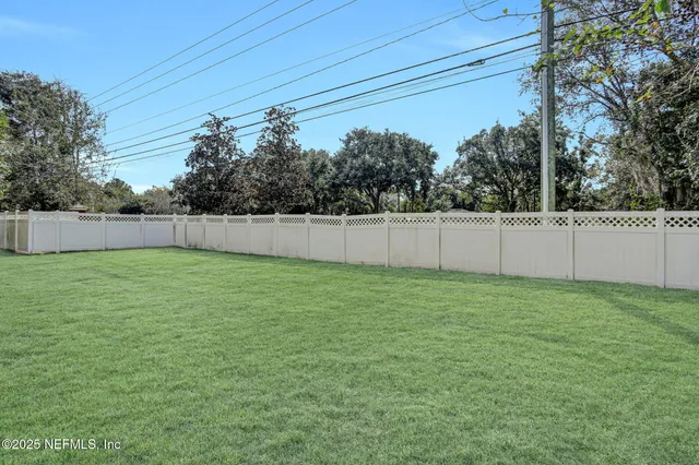 a view of a backyard