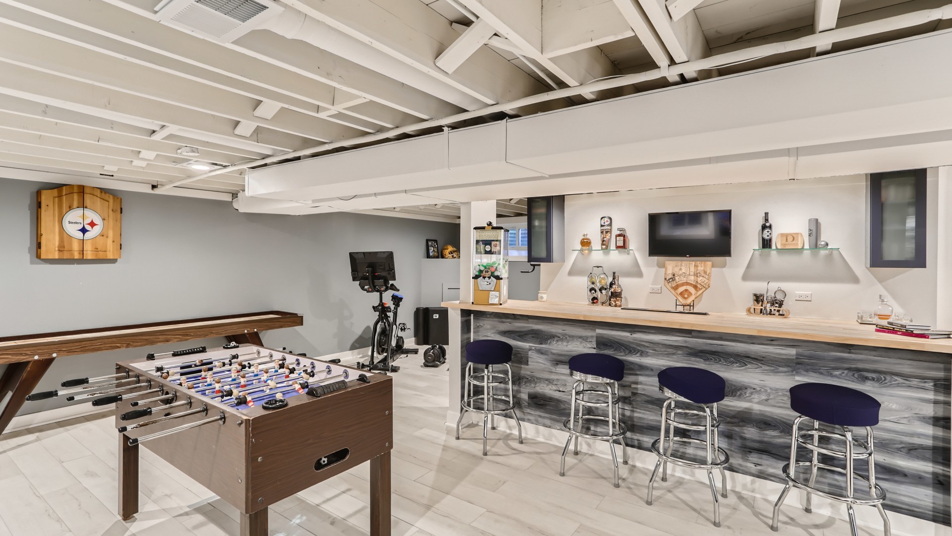 112 South Mt Prospect Road Mount Prospect, IL 60056 - Photo 20 of 27 a kitchen with a table and chairs in it