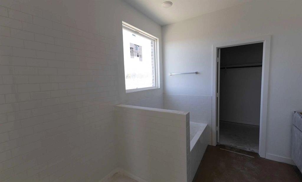 1005 Colgate Circle Princeton, TX 75407 - Photo 11 of 40 a bathroom with a bathtub