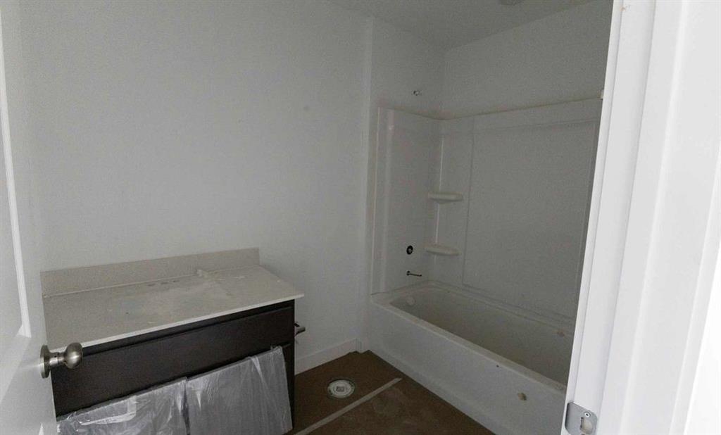 1005 Colgate Circle Princeton, TX 75407 - Photo 25 of 40 a bathroom with a bathtub and shower