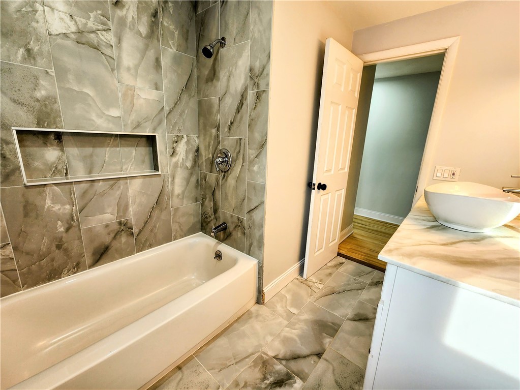 2525 Lyell Road Gates, NY 14606 - Photo 14 of 35