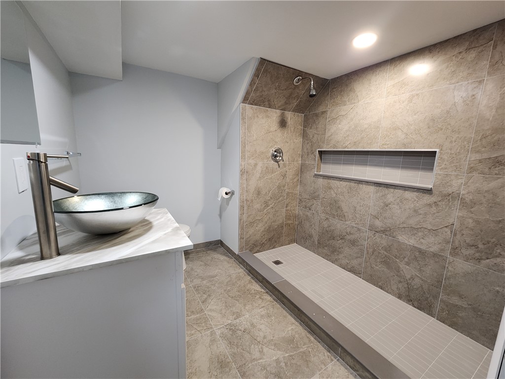 2525 Lyell Road Gates, NY 14606 - Photo 16 of 35