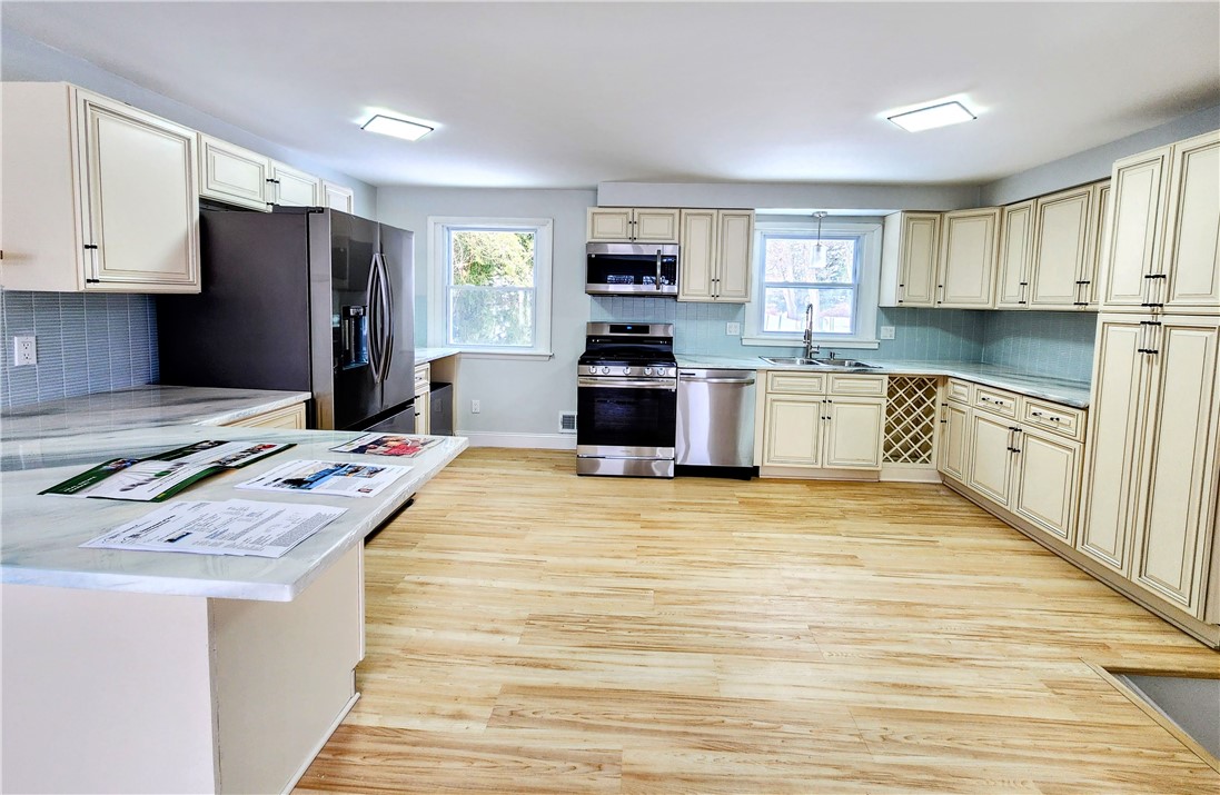 2525 Lyell Road Gates, NY 14606 - Photo 4 of 35