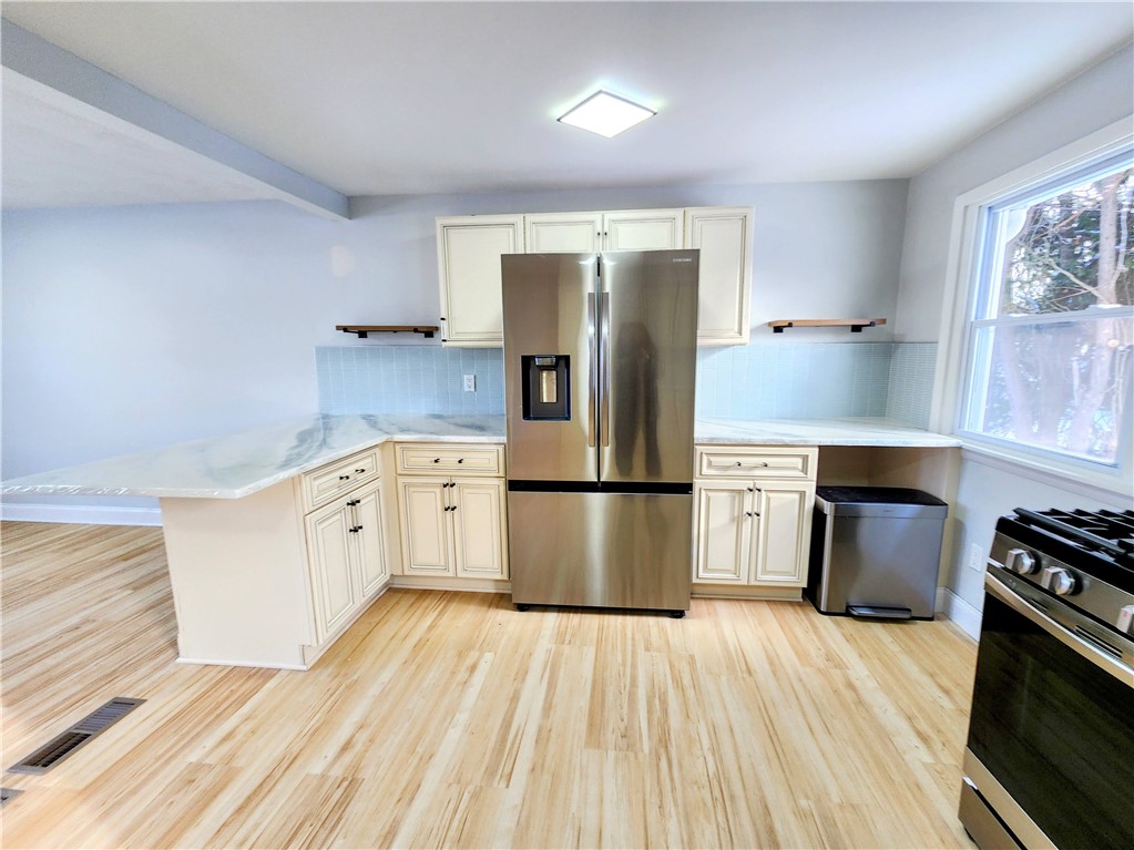 2525 Lyell Road Gates, NY 14606 - Photo 7 of 36