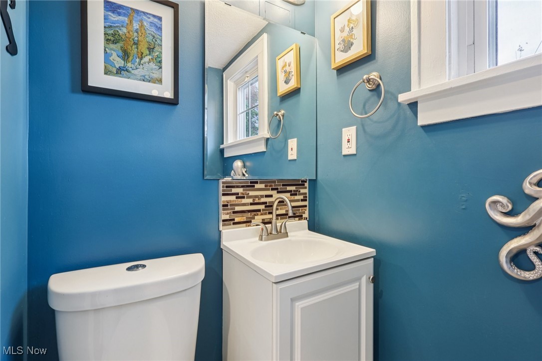3593 Tullamore Road Cleveland, OH 44118 - Photo 13 of 37 Bathroom featuring backsplash and vanity