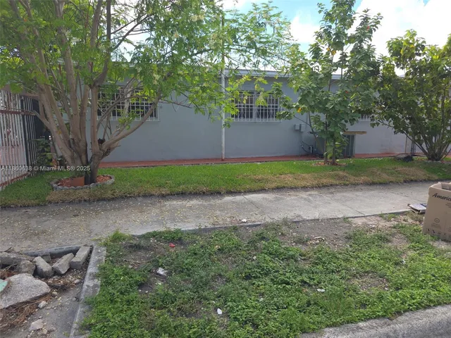 a view of a backyard