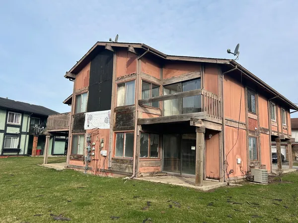 a view of a house with a yard and plants