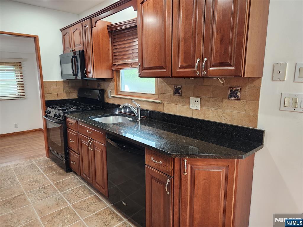561 Green Valley Road Paramus, NJ 07652 - Photo 7 of 28
