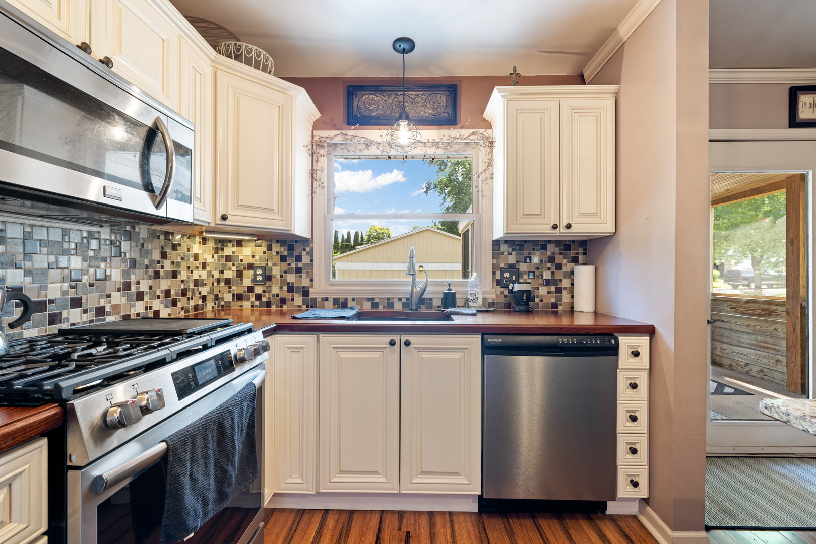 745 Sunbury Road South Elgin, IL 60177 - Photo 8 of 41