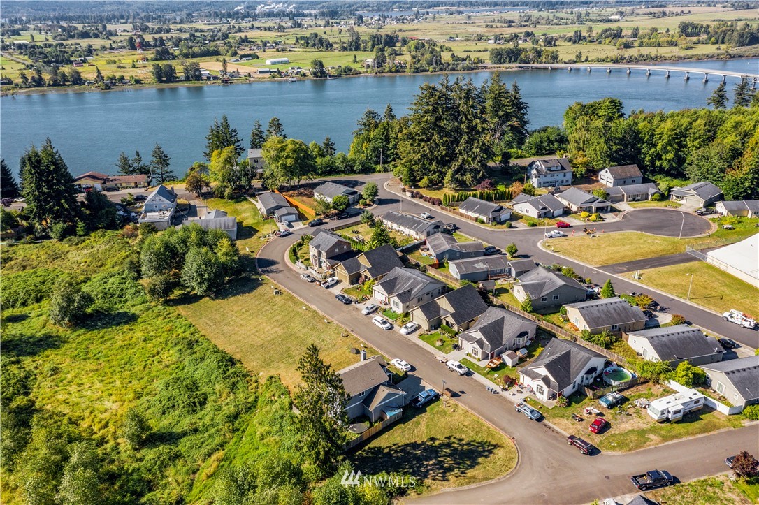 140 Glen Gate Loop Cathlamet, WA 98612 - Photo 4 of 11 an aerial view of residential houses with outdoor space and swimming pool