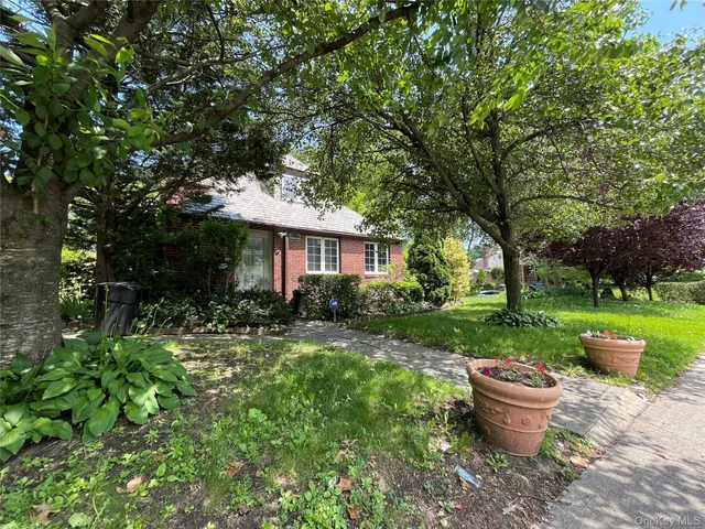 $2,570,000 | 81-77 Utopia Parkway | Jamaica Estates