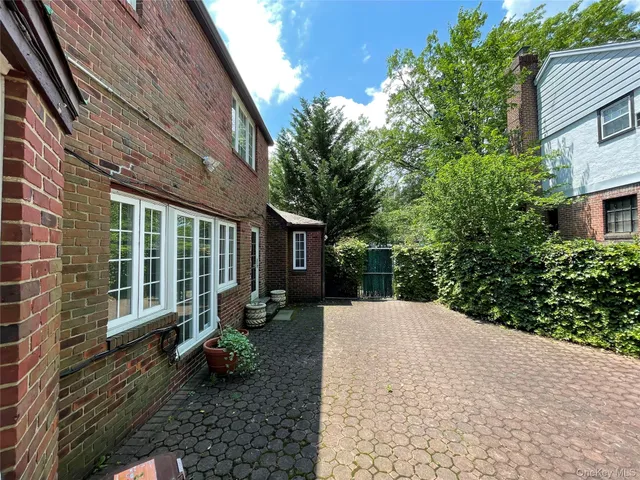 $2,570,000 | 81-77 Utopia Parkway | Jamaica Estates