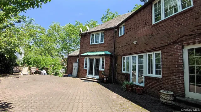 $2,570,000 | 81-77 Utopia Parkway | Jamaica Estates