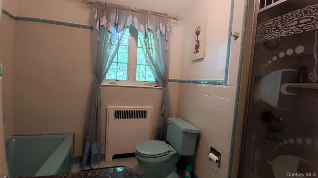 a view of livingroom with furniture