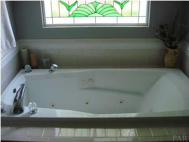925 Farmington Road Pensacola, FL 32504 - Photo 6 of 19 Jacuzzu Tub