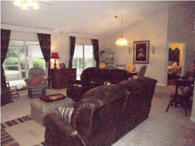 925 Farmington Road Pensacola, FL 32504 - Photo 8 of 19 Living Room