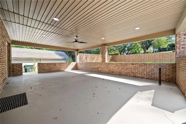 a view of a backyard