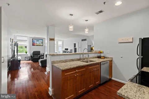 $515,000 | 1811 Chestnut Street, Unit 301, Philadelphia, PA 19103
