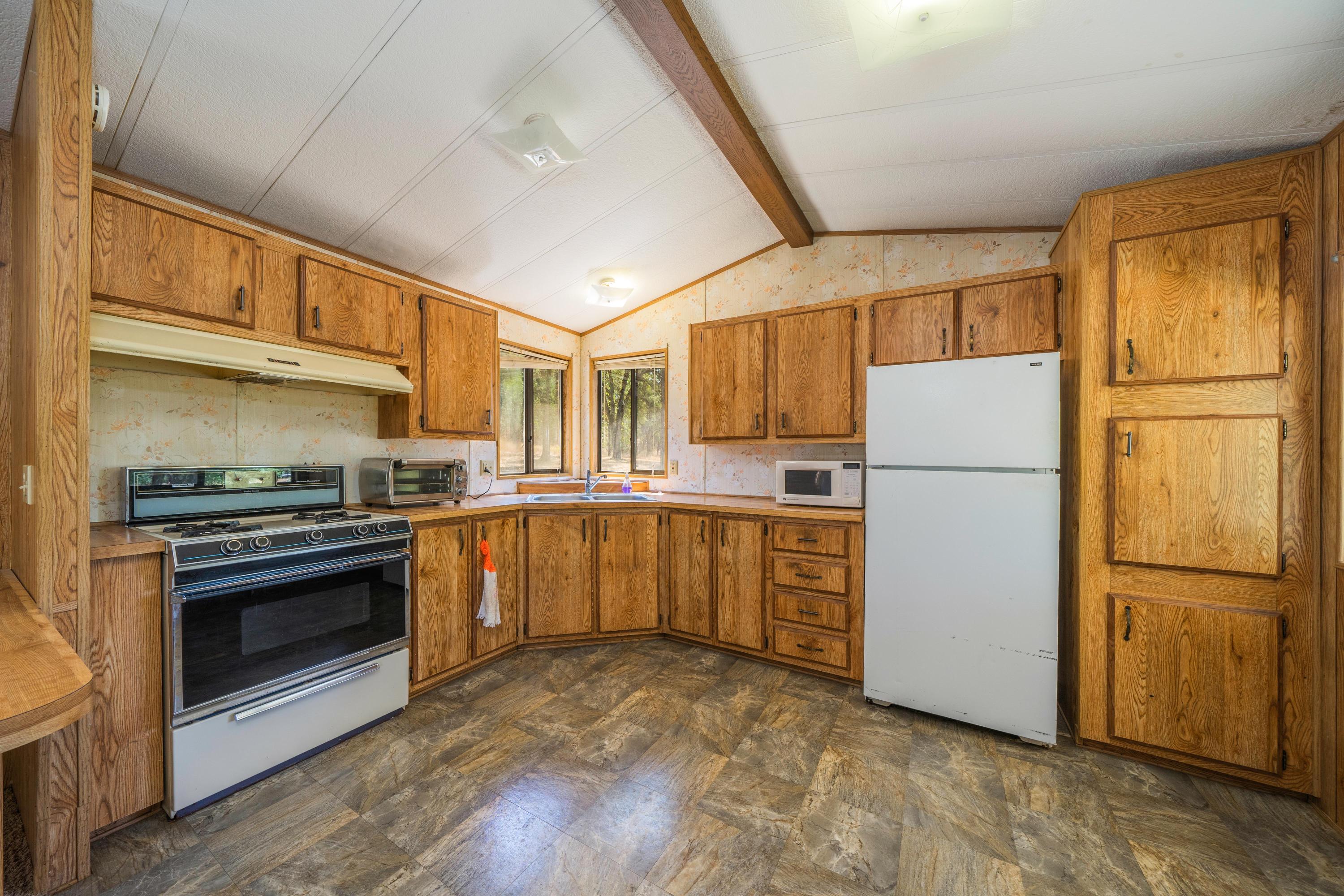 21325 Old Alturas Road Redding, CA 96003 - Photo 9 of 29 10810-32