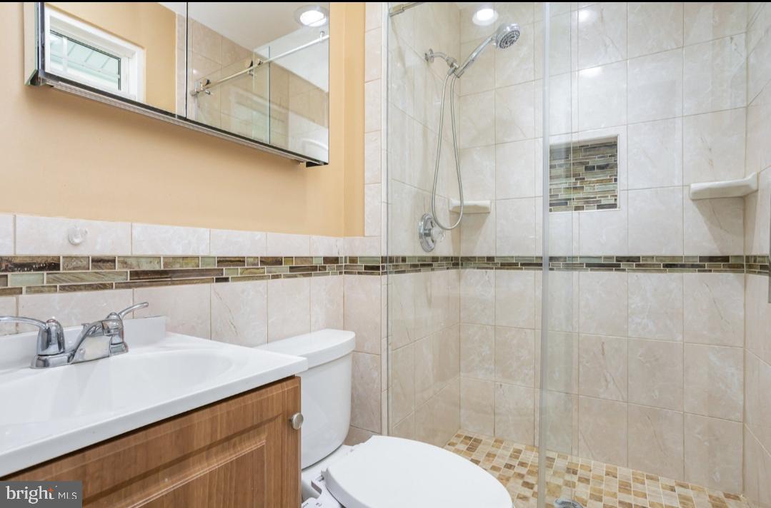 6919 Rolling Road Springfield, VA 22152 - Photo 22 of 42 Master Bath