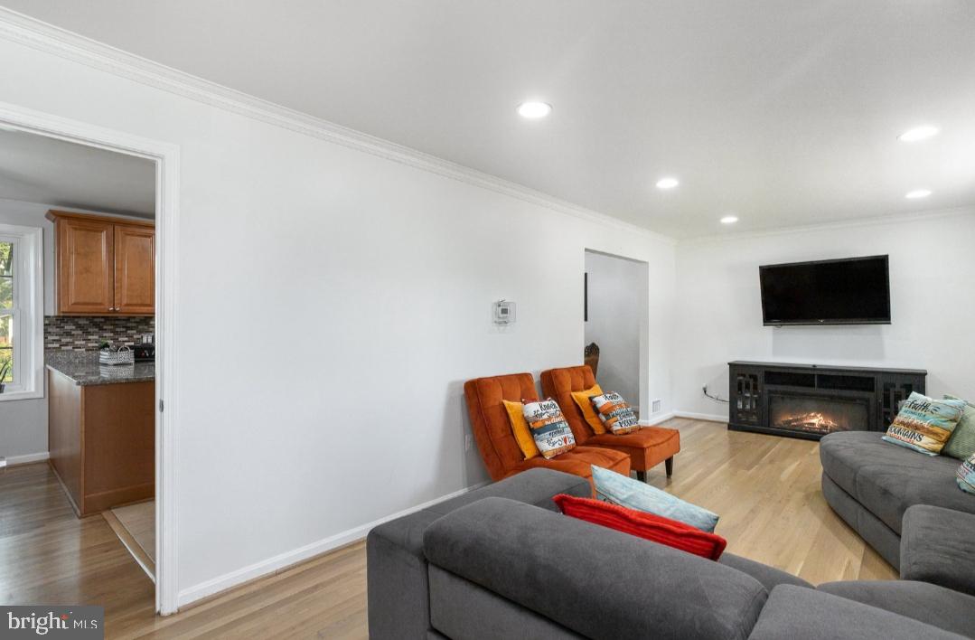6919 Rolling Road Springfield, VA 22152 - Photo 4 of 42 Living Room