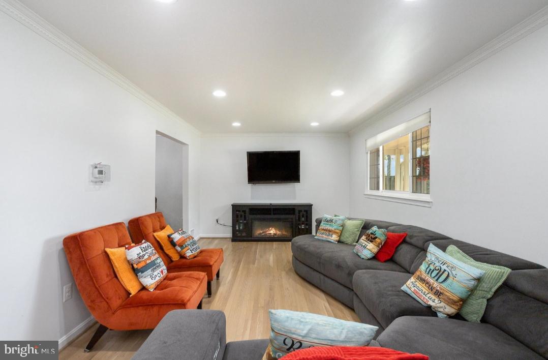 6919 Rolling Road Springfield, VA 22152 - Photo 5 of 42 Living Room
