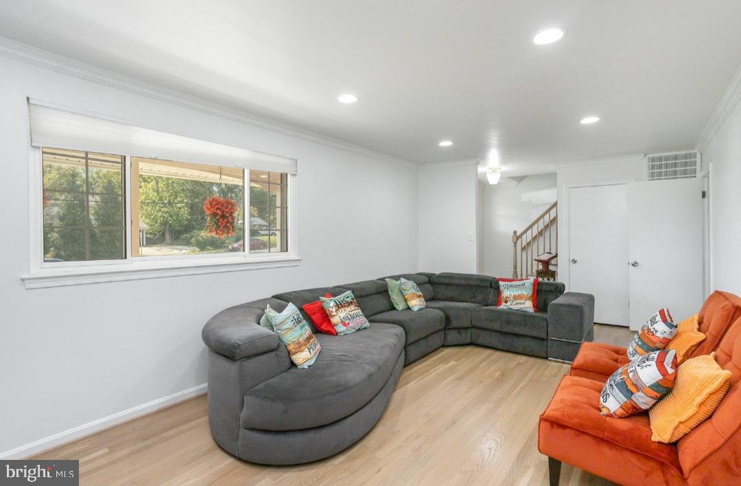 6919 Rolling Road Springfield, VA 22152 - Photo 6 of 42 Living Room