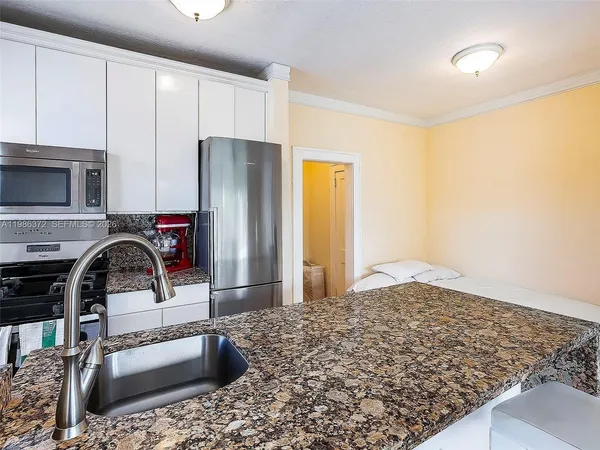 $1,800 | 1611 Michigan Avenue, Unit 10, Miami Beach, FL 33139