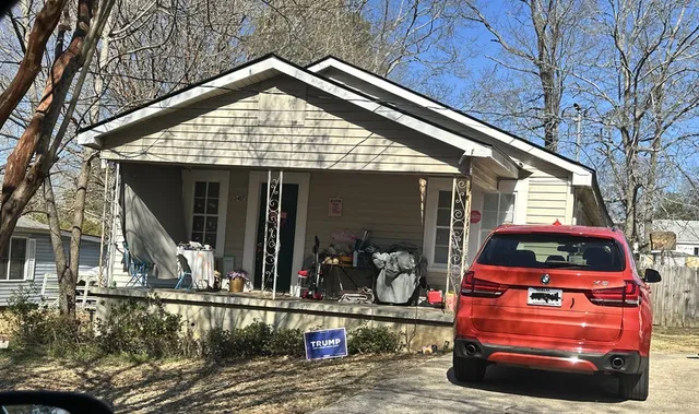 a view of a yard with plants