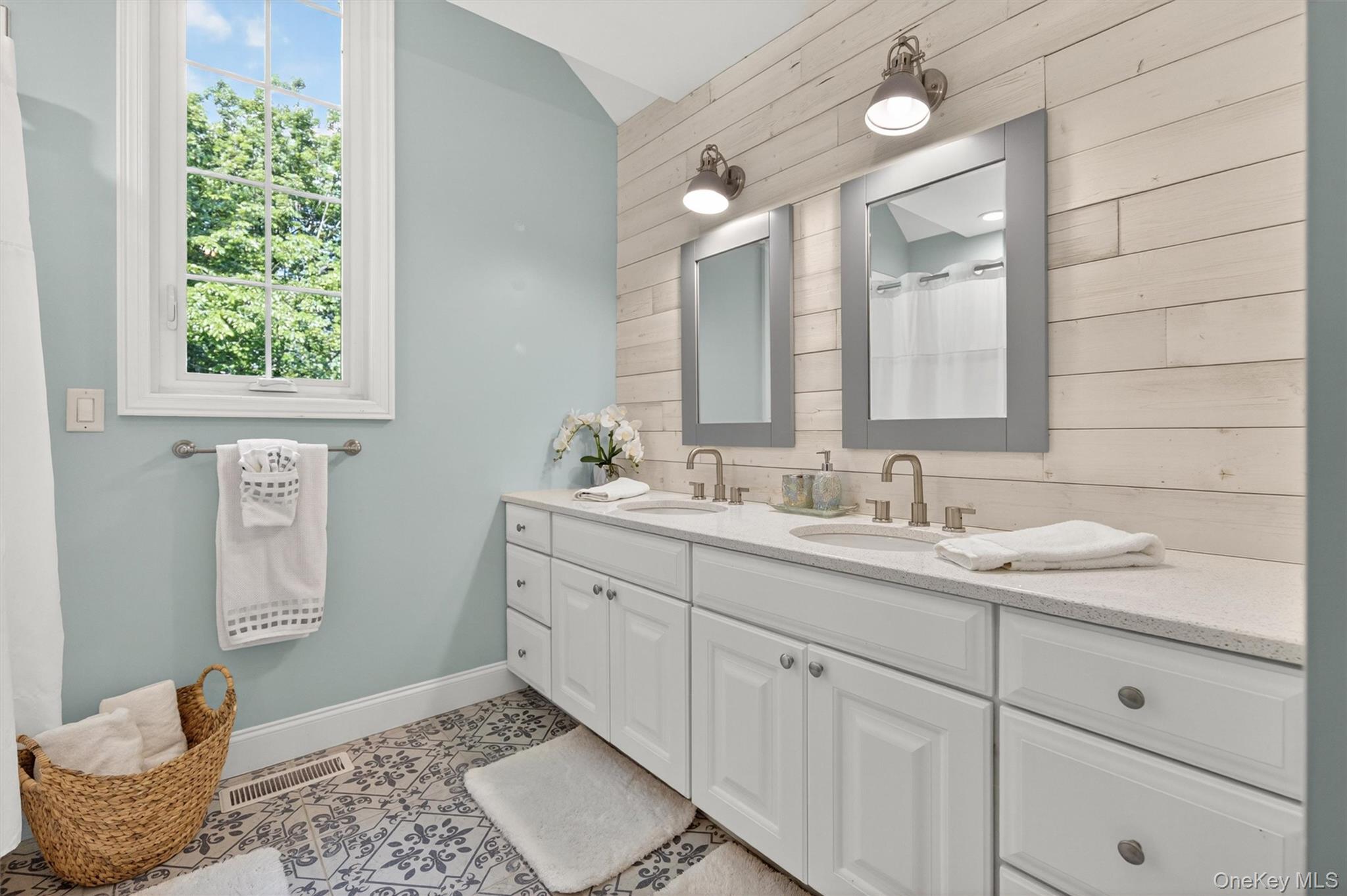 40 Nottingham Way Mahopac, NY 10541 - Photo 21 of 43 2nd Floor hall bath with double vanity and tub/shower combination