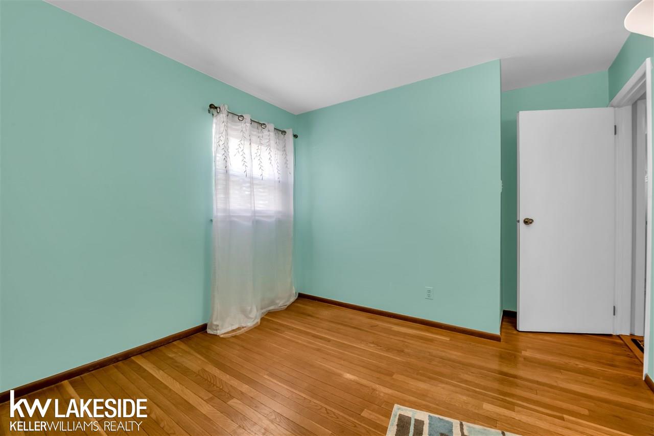 303 Riverside Drive Clinton Township, MI 48036 - Photo 22 of 26 50081845-21.JPG