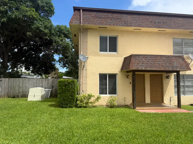 a view of a house with a backyard