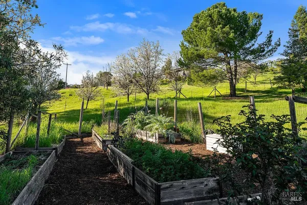 $2,500,000 | 23121 Vineyard Road, Geyserville, CA 95441