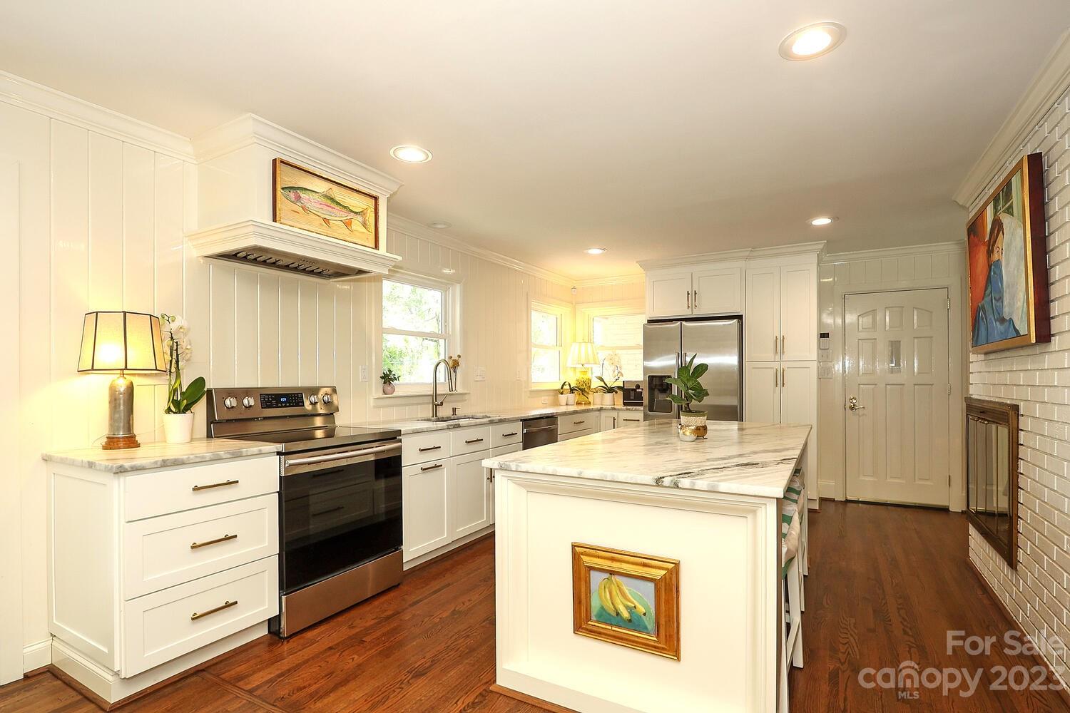5529 Seacroft Road Charlotte, NC 28210 - Photo 6 of 14 a kitchen with a stove a sink and a refrigerator