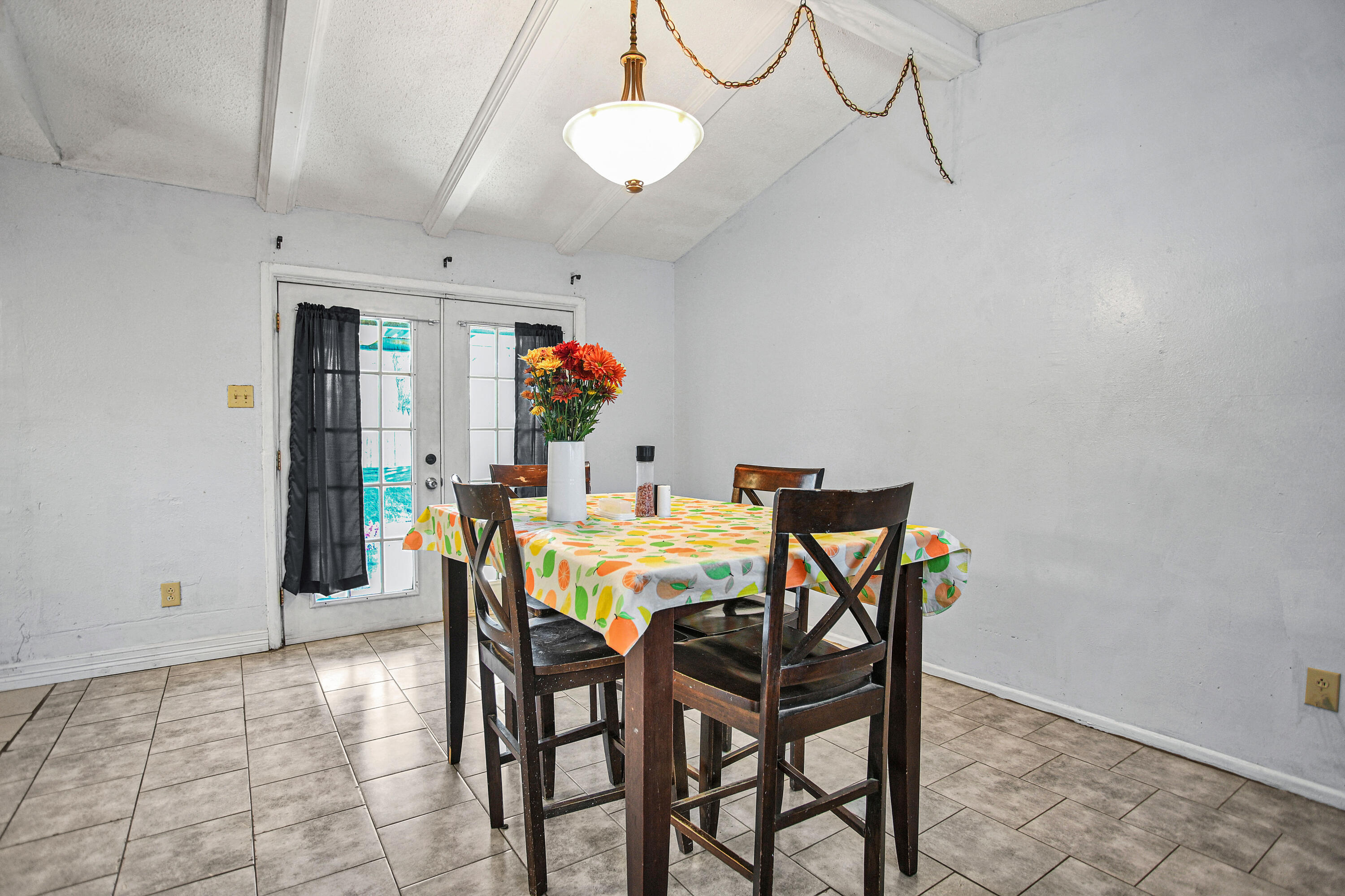 1810 East Colgate Street Lubbock, TX 79403 - Photo 19 of 40 a dining room with furniture and window