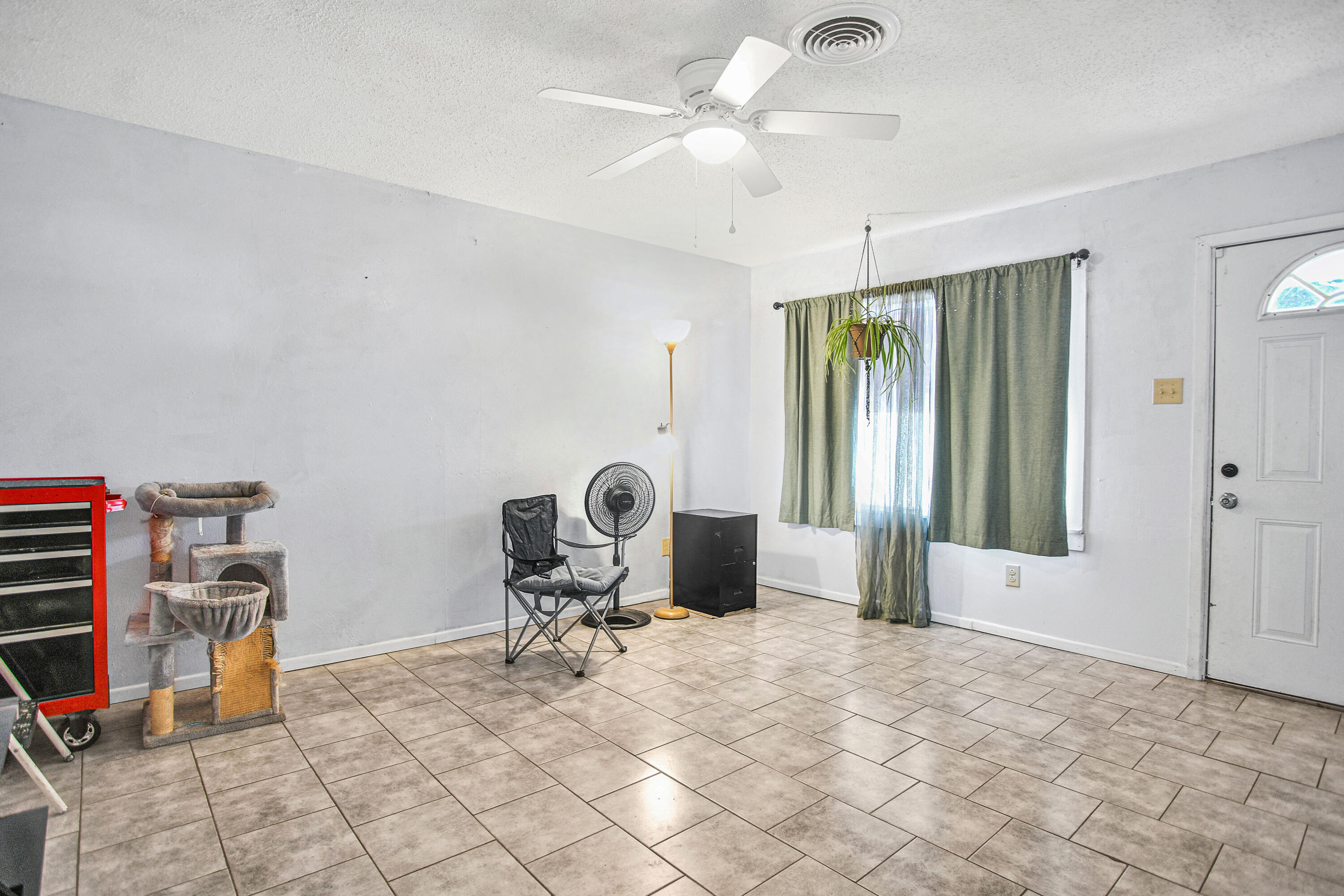 1810 East Colgate Street Lubbock, TX 79403 - Photo 7 of 40 a living room with furniture
