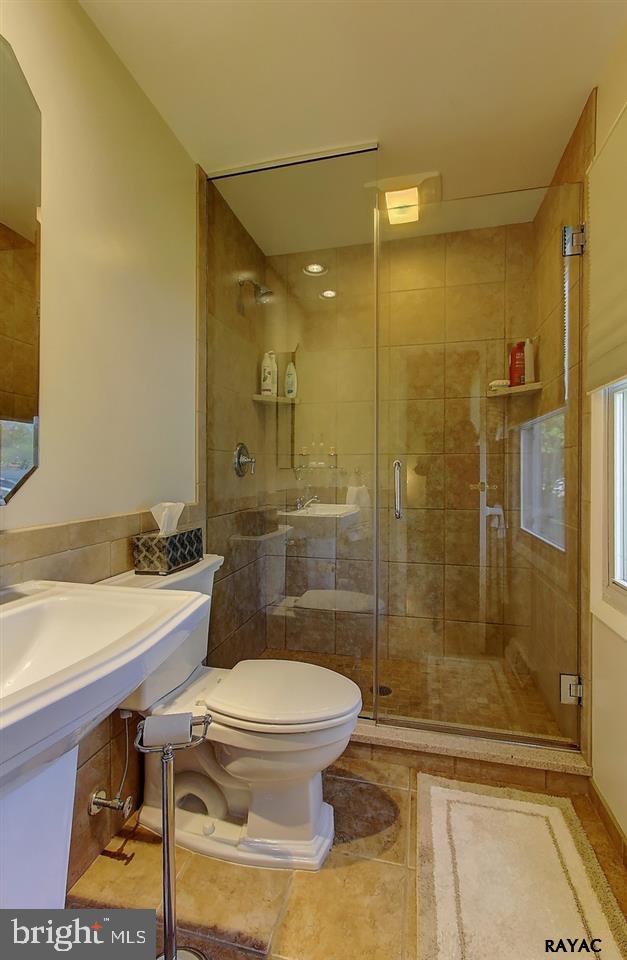 1960 Hampton Road York, PA 17408 - Photo 12 of 27 Gallery Image 12