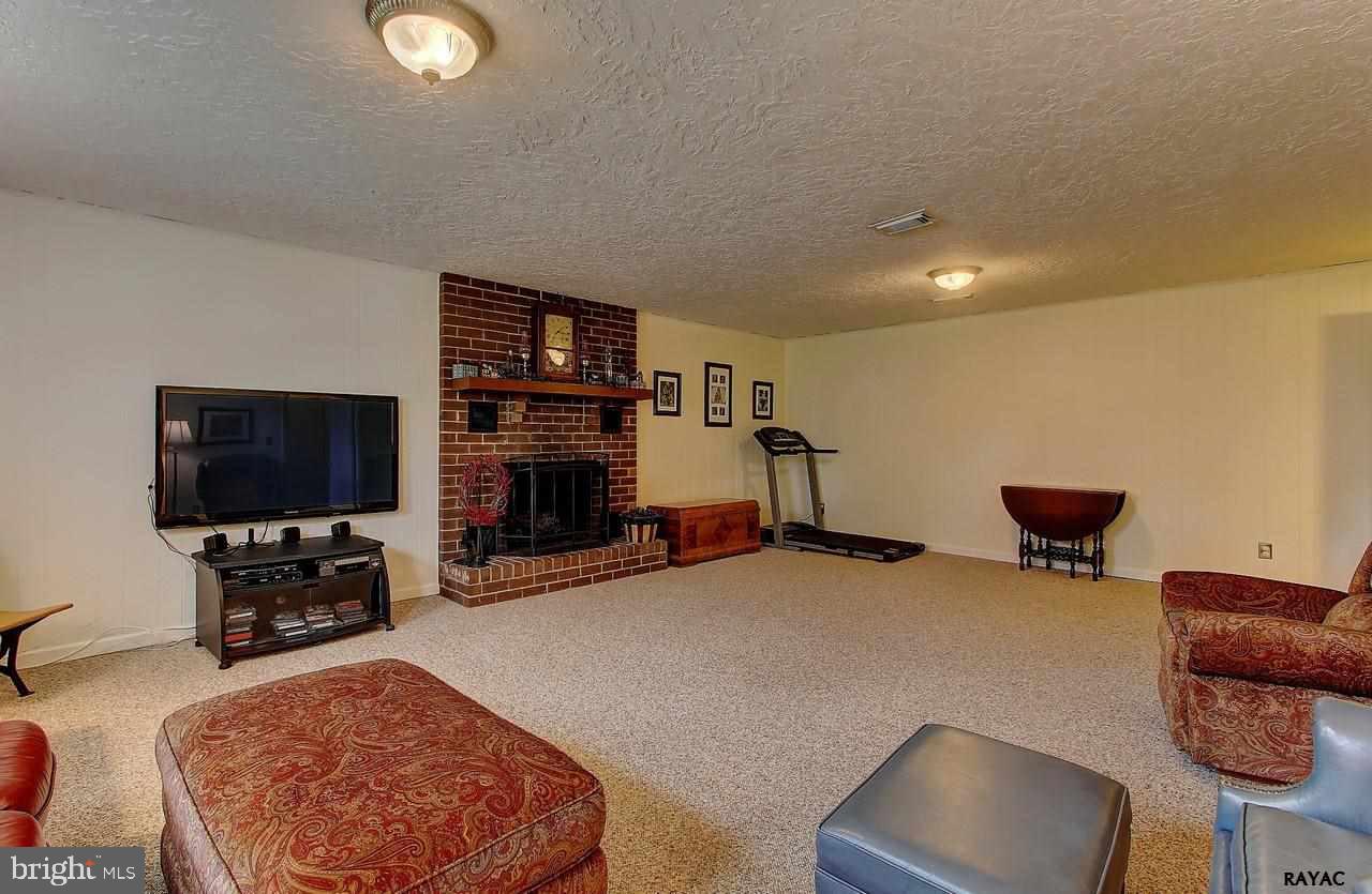 1960 Hampton Road York, PA 17408 - Photo 17 of 27 Gallery Image 17